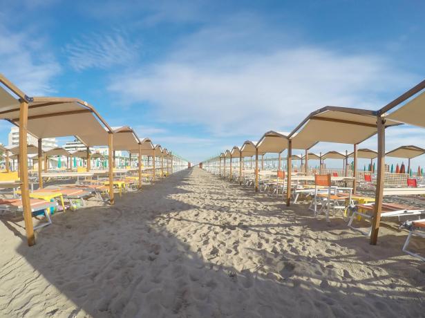 hotelpierrericcione en best-offer-for-mid-august-ferragosto-riccione-hotel-all-inclusive-with-beach 008